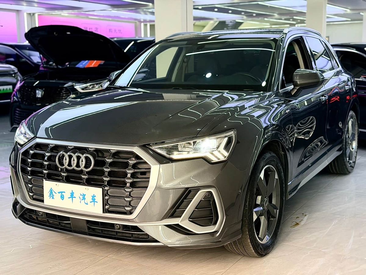 Audi Q3, 2023 г., серебристый / серый, 23 000 км Audi 奥迪Q3, 2023 г., серебристый / серый, 23 000 км