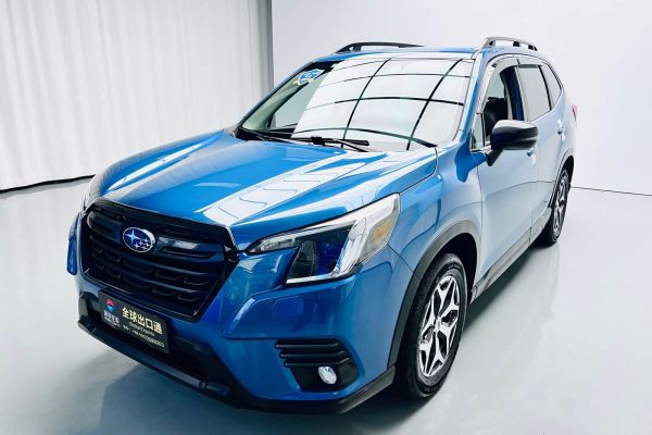 Toyota Levin, 2024 г., белый, 28 100 км Subaru 森林人, 2022 г., синий, 70 400 км