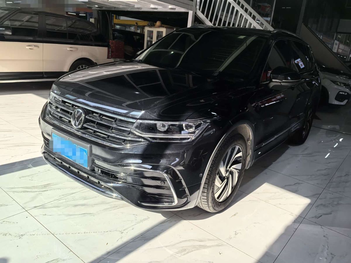 Volkswagen Tiguan L, 2024 г., чёрный, 34 000 км Volkswagen Tiguan L 2024 исполнение «Чучжун» 330TSI автомат одна ведущая ось R-Line Лунъяо версия