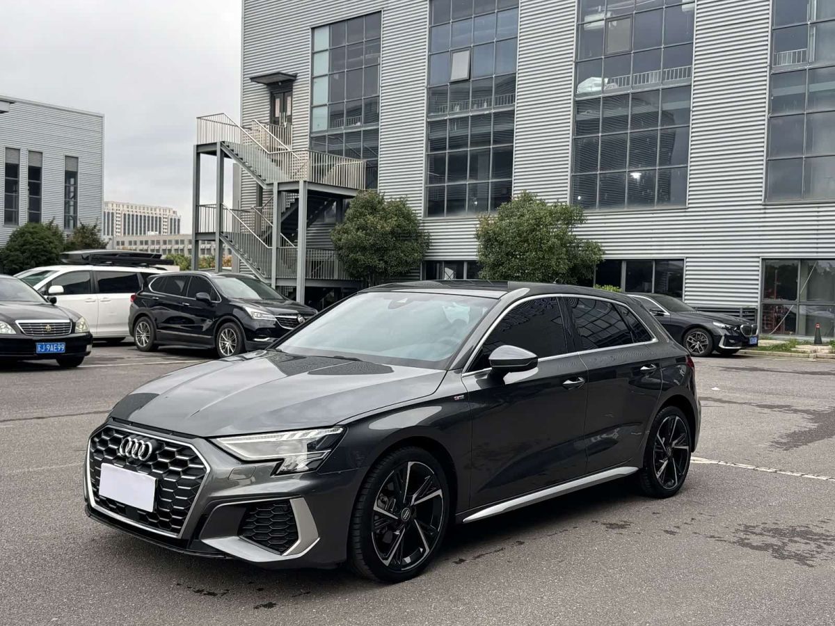 Audi A3, 2022 г., серебристый / серый, 42 500 км Audi A3, 2022 г., серебристый / серый, 42 500 км