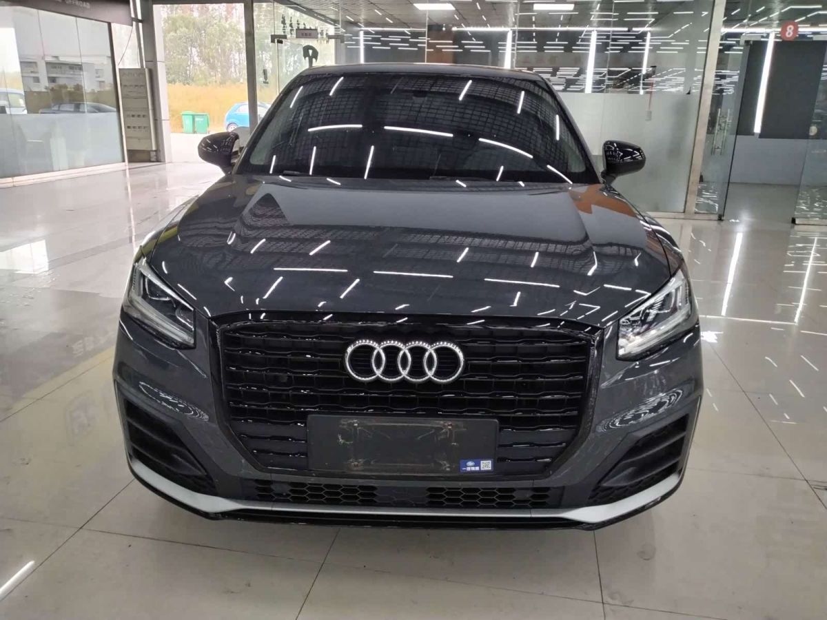 Audi Q2L, 2021 г., серебристый / серый, 42 000 км Audi 奥迪Q2L, 2021 г., серебристый / серый, 42 000 км