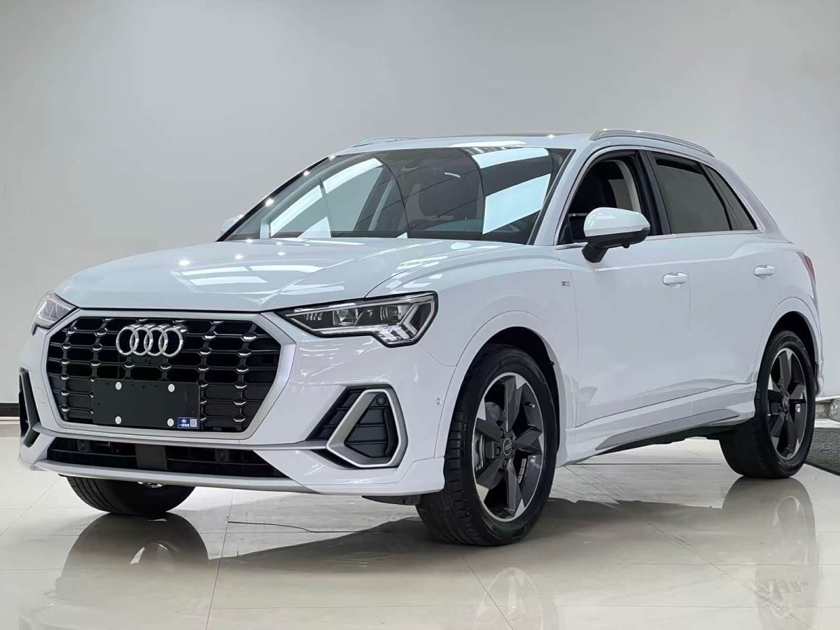 Audi Q3, 2022 г., белый, 38 000 км Audi 奥迪Q3, 2022 г., белый, 38 000 км