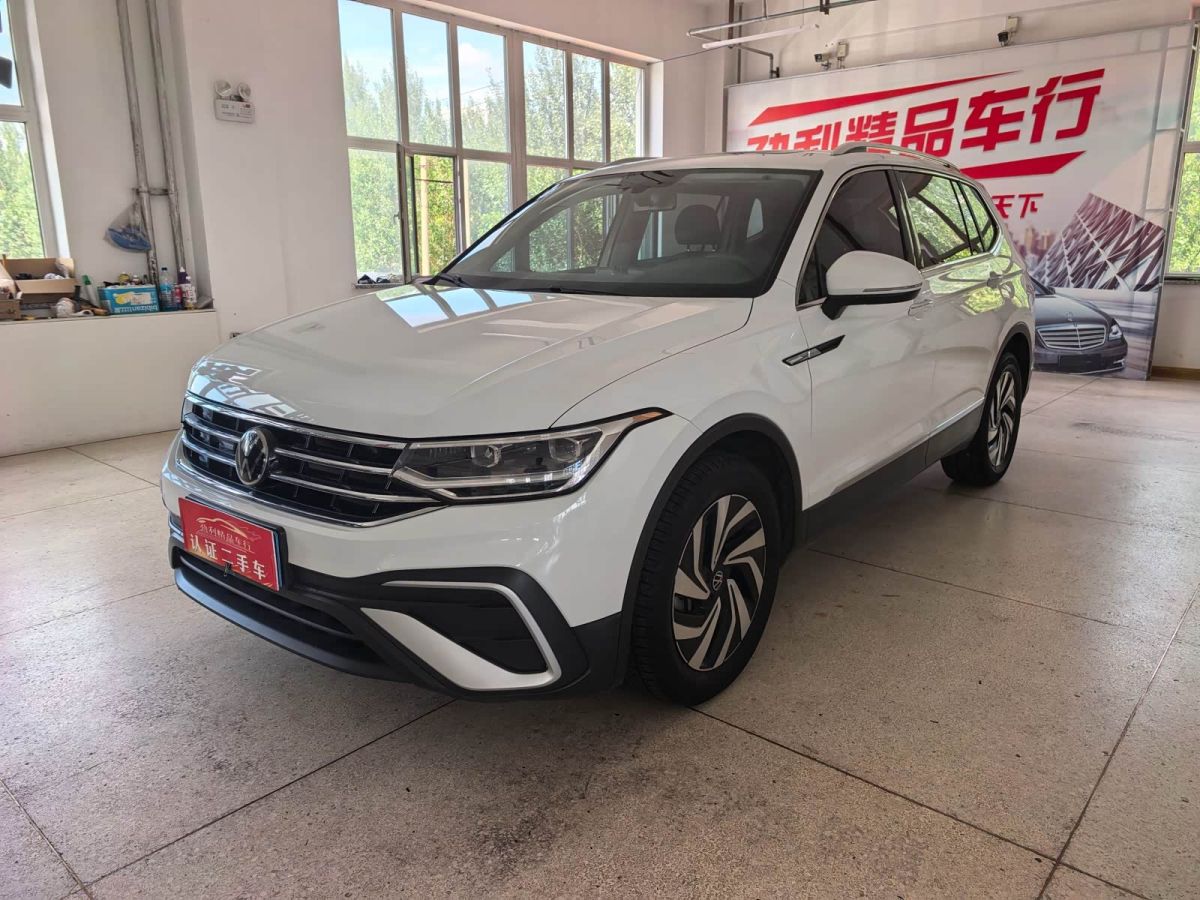Volkswagen Tiguan L, 2023 г., белый, 74 000 км Volkswagen Tiguan L 2023 300TSI автомат одна ведущая ось комплектация «Умный комфорт»