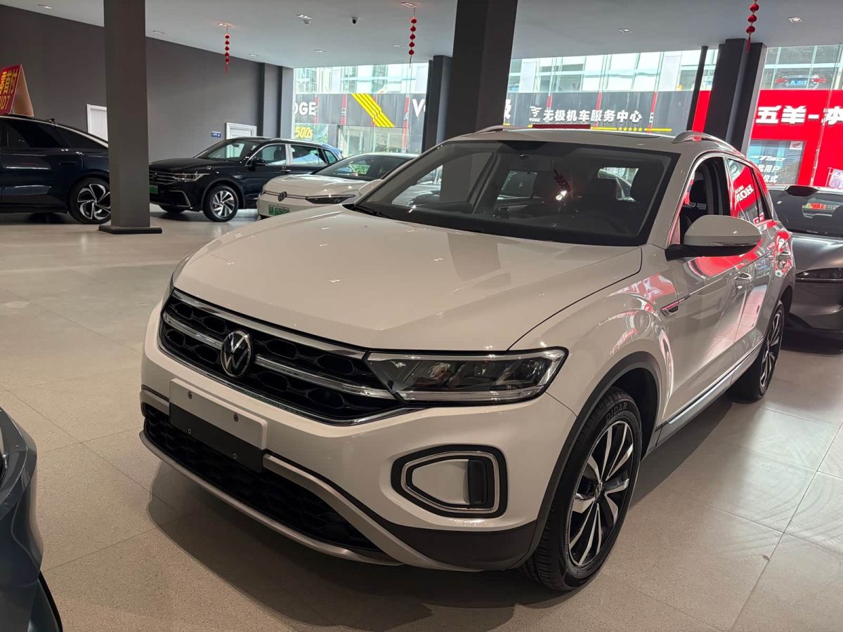 Volkswagen T-Roc, 2024 г., белый, 55 800 км Volkswagen T-Roc 2024 280TSI DSG одна ведущая ось Шигуан версия