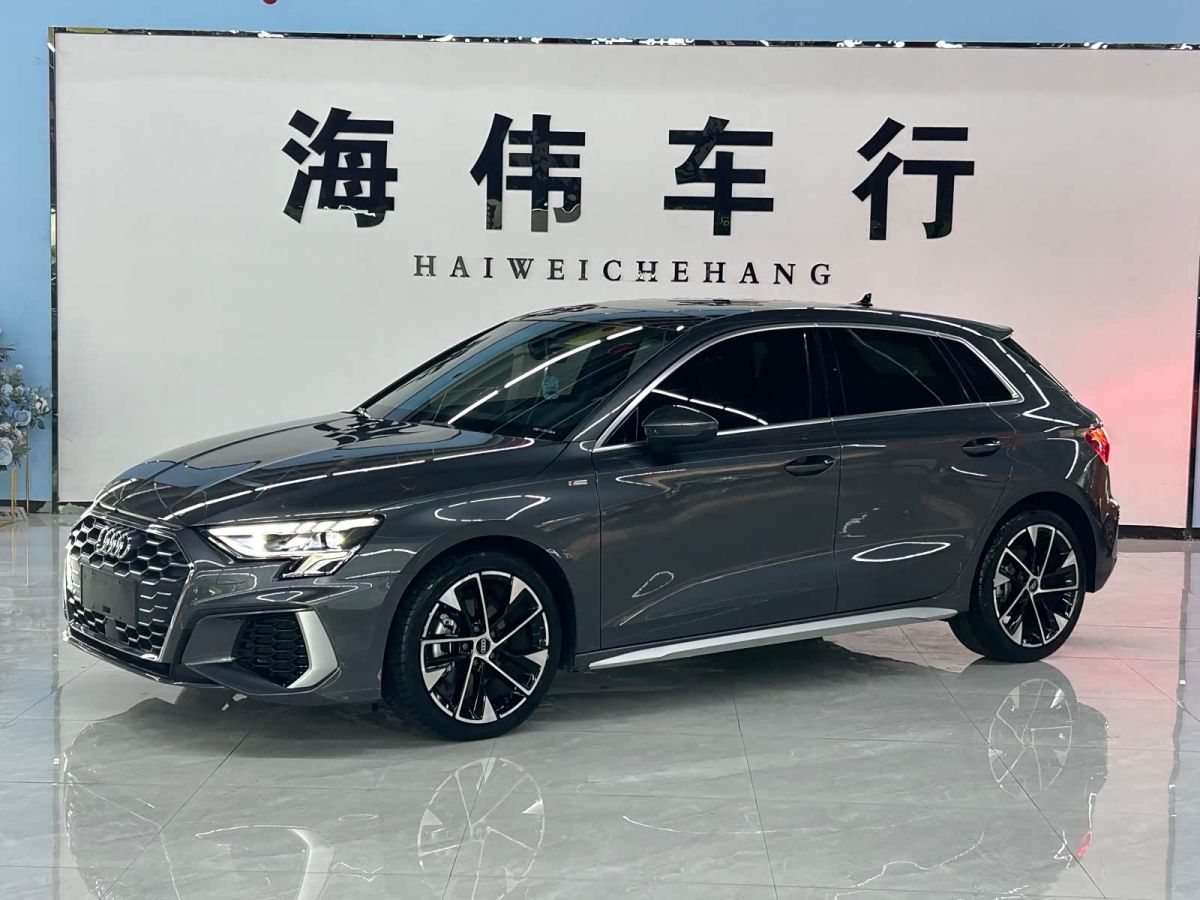 Audi A3, 2023 г., серебристый / серый, 10 000 км Audi A3, 2023 г., серебристый / серый, 10 000 км