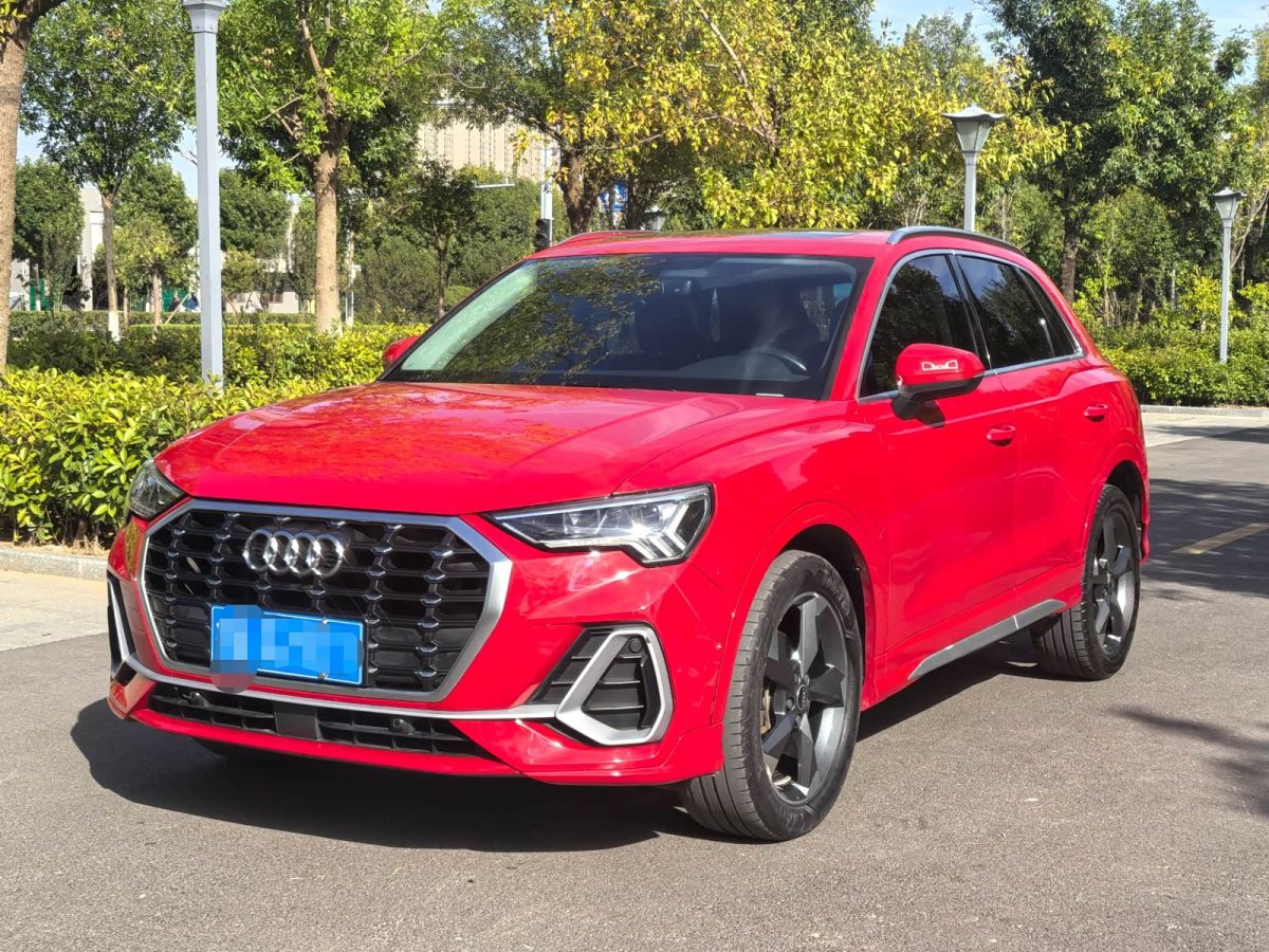Audi Q3, 2021 г., красный / фиолетовый, 70 000 км Audi 奥迪Q3, 2021 г., красный / фиолетовый, 70 000 км