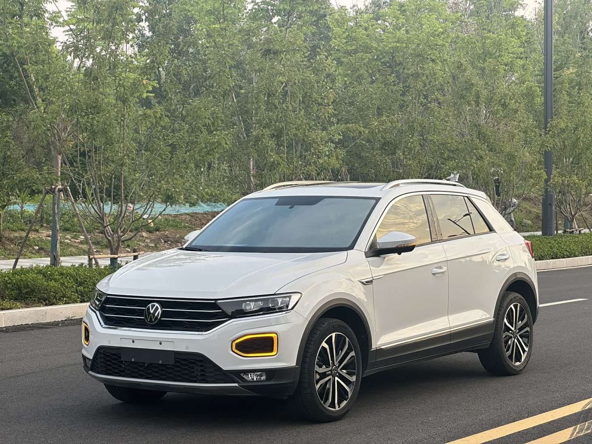 Volkswagen T-Roc, 2023 г., белый, 13 000 км Volkswagen T-Roc 2022 280TSI DSG одна ведущая ось Комфорт PLUS