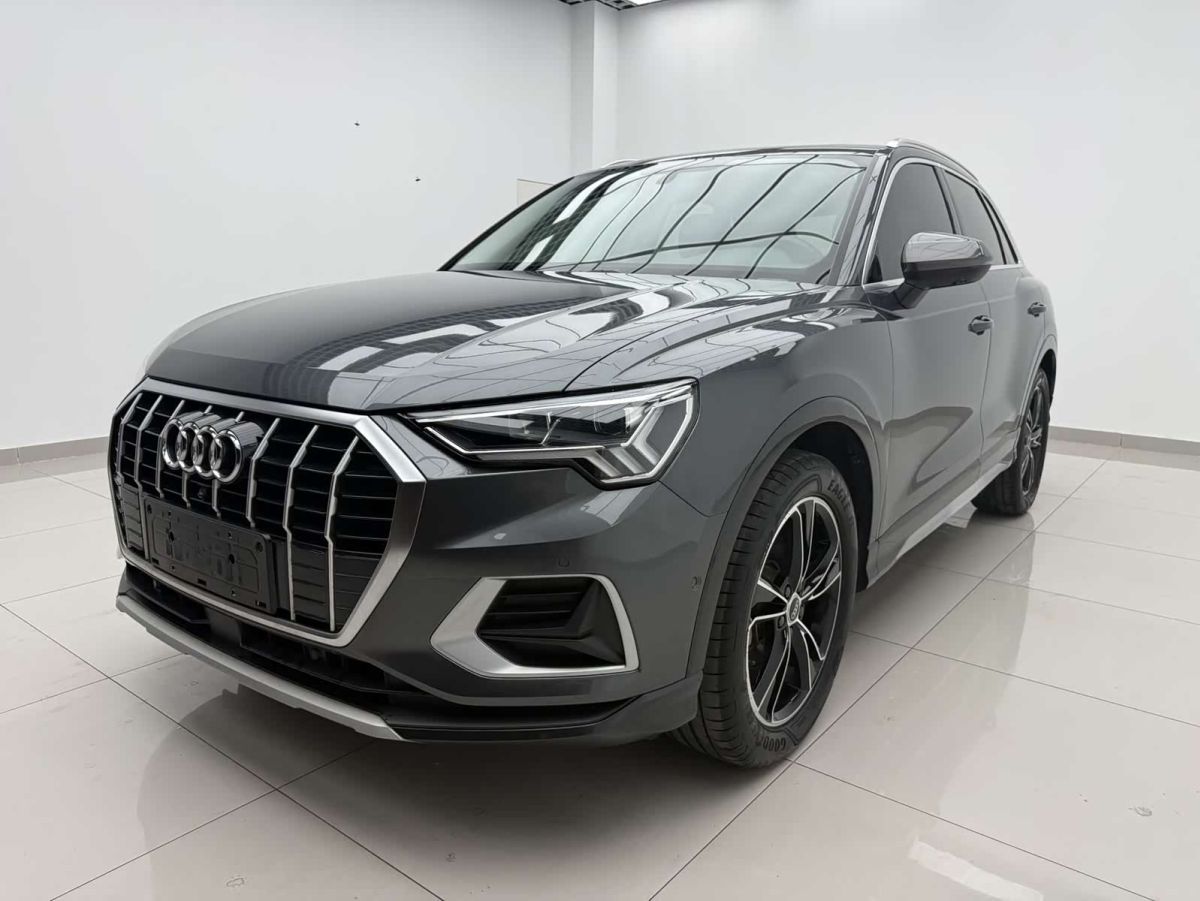Audi Q3, 2022 г., серебристый / серый, 19 000 км Audi 奥迪Q3, 2022 г., серебристый / серый, 19 000 км