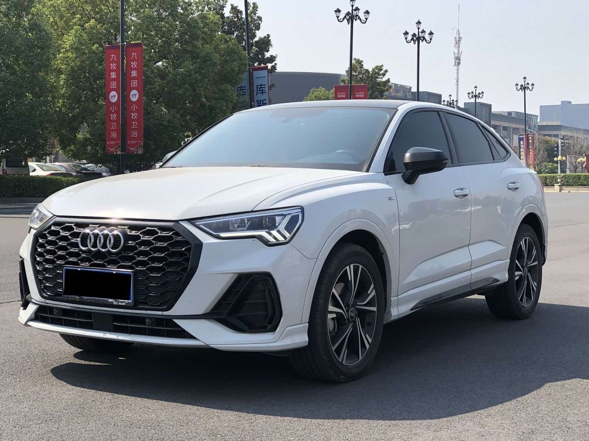 Audi Q3 Sportback, 2023 г., белый, 21 600 км Audi 奥迪Q3 Sportback, 2023 г., белый, 21 600 км