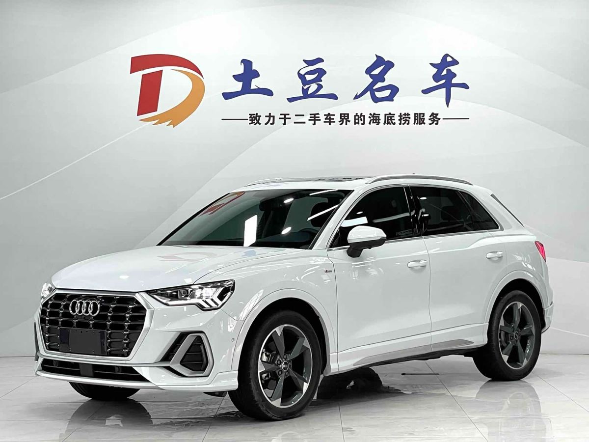 Audi Q3, 2022 г., белый, 15 400 км Audi 奥迪Q3, 2022 г., белый, 15 400 км