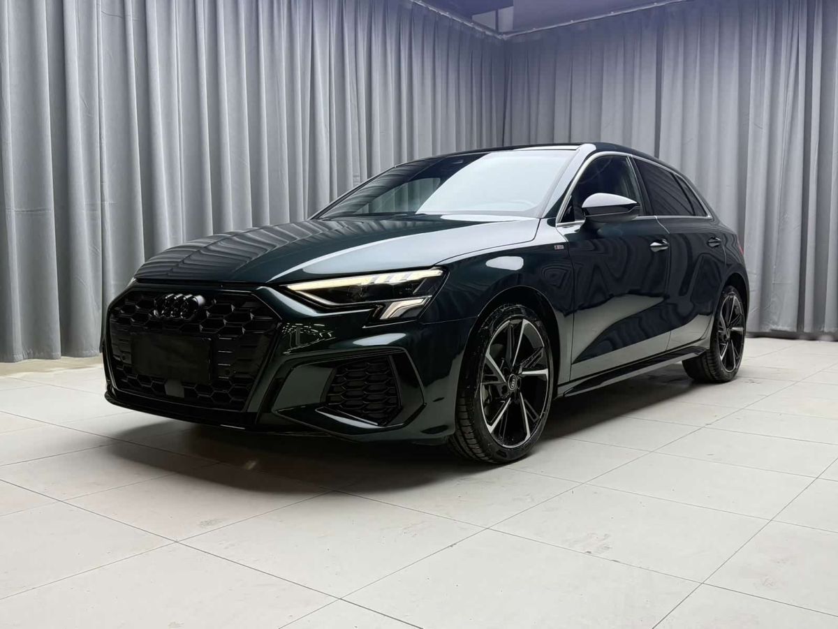 Audi A3, 2023 г., зелёный, 18 000 км
