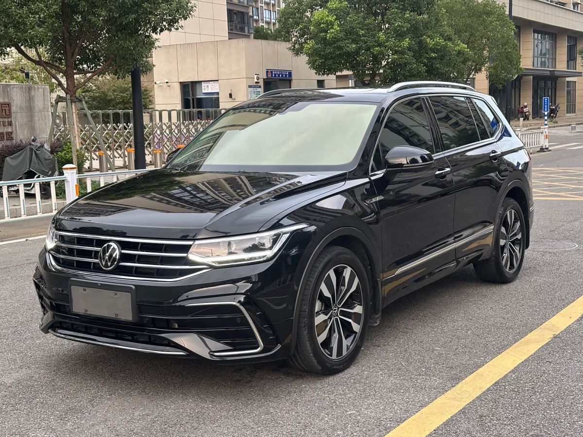 Volkswagen Tiguan L, 2024 г., чёрный, 37 000 км Volkswagen Tiguan L 2024 330TSI автомат одна ведущая ось R-Line комплектация «Юэсян»