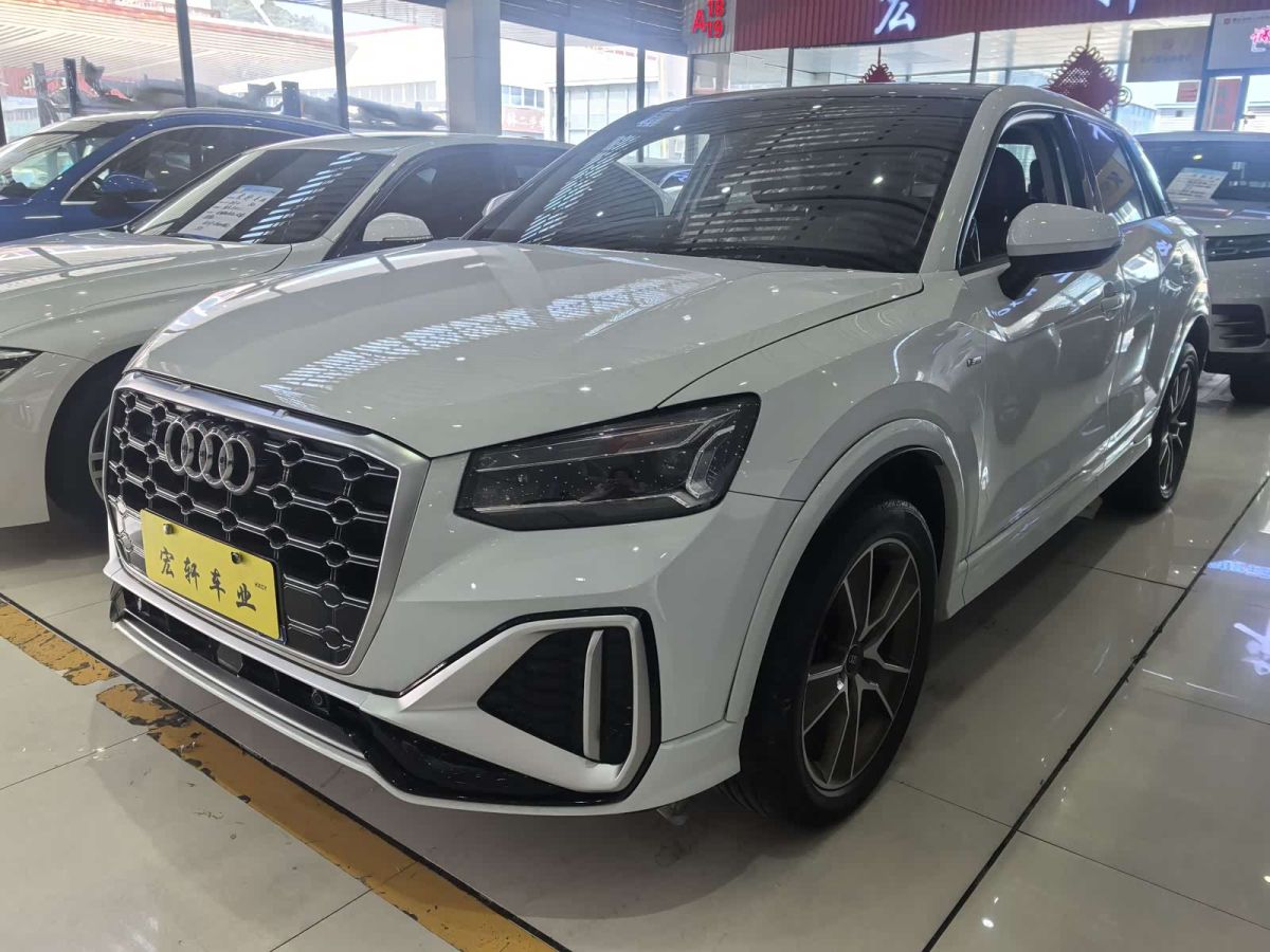 Audi Q2L, 2022 г., белый, 32 000 км Audi 奥迪Q2L, 2022 г., белый, 32 000 км