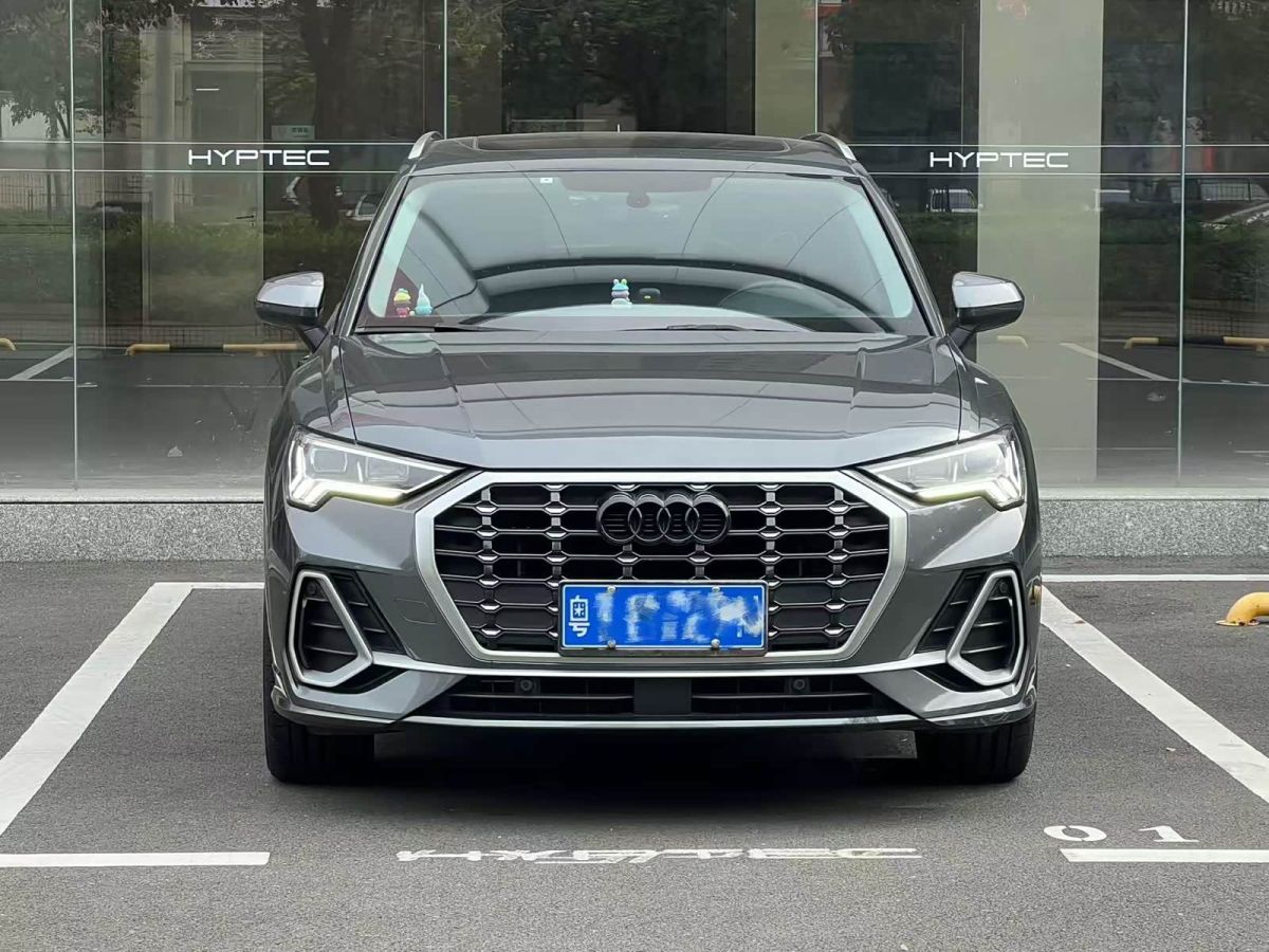 Audi Q3, 2021 г., серебристый / серый, 50 000 км Audi 奥迪Q3, 2021 г., серебристый / серый, 50 000 км