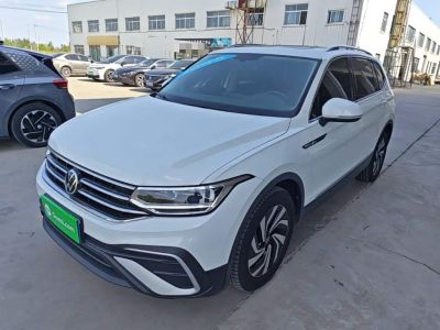 Volkswagen Tiguan L, 2023 г., белый, 42 600 км Volkswagen Tiguan L 2023 330TSI автомат одна ведущая ось комплектация «Умный комфорт»