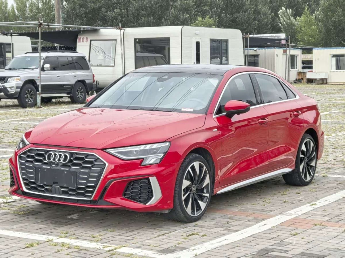 Audi A3, 2022 г., красный / фиолетовый, 26 000 км Audi A3, 2022 г., красный / фиолетовый, 26 000 км