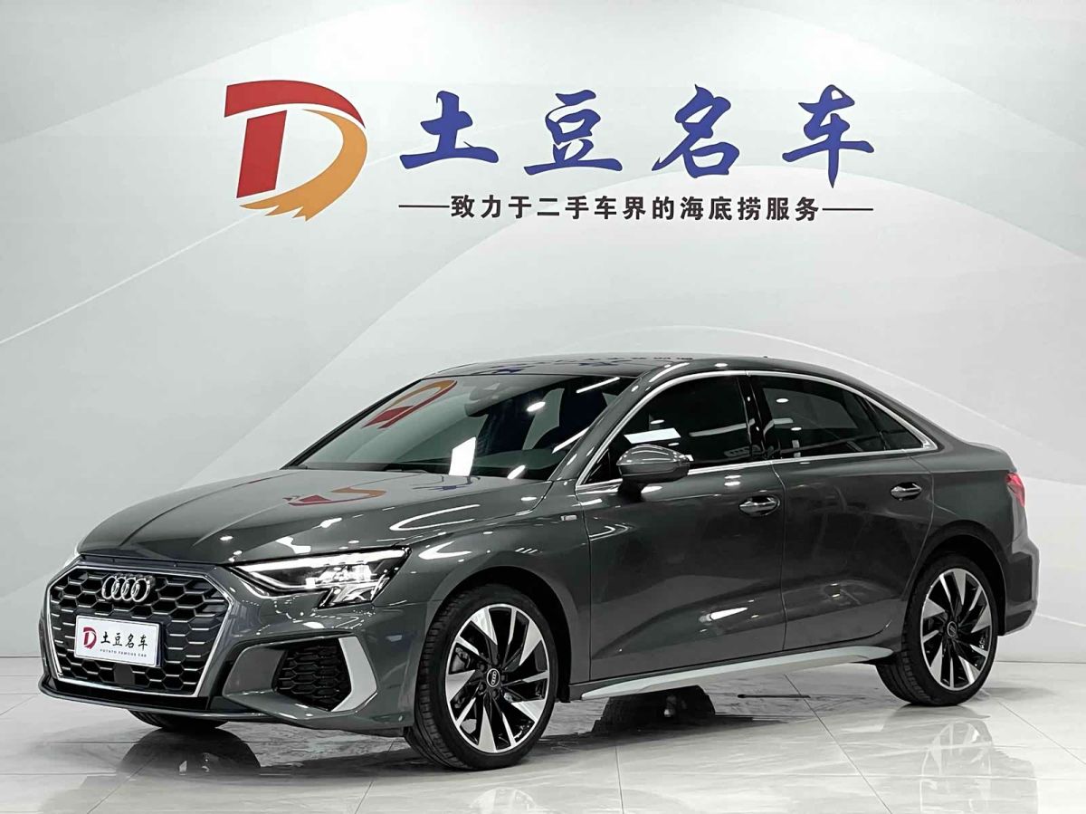 Audi A3, 2023 г., серебристый / серый, 42 600 км Audi A3, 2023 г., серебристый / серый, 42 600 км