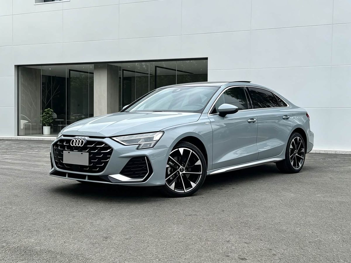 Audi A3, 2024 г., серебристый / серый, 18 000 км Audi A3, 2024 г., серебристый / серый, 18 000 км