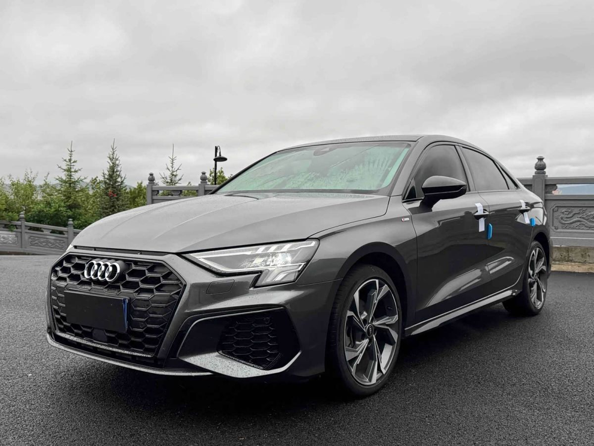 Audi A3, 2022 г., серебристый / серый, 29 000 км Audi A3, 2022 г., серебристый / серый, 29 000 км