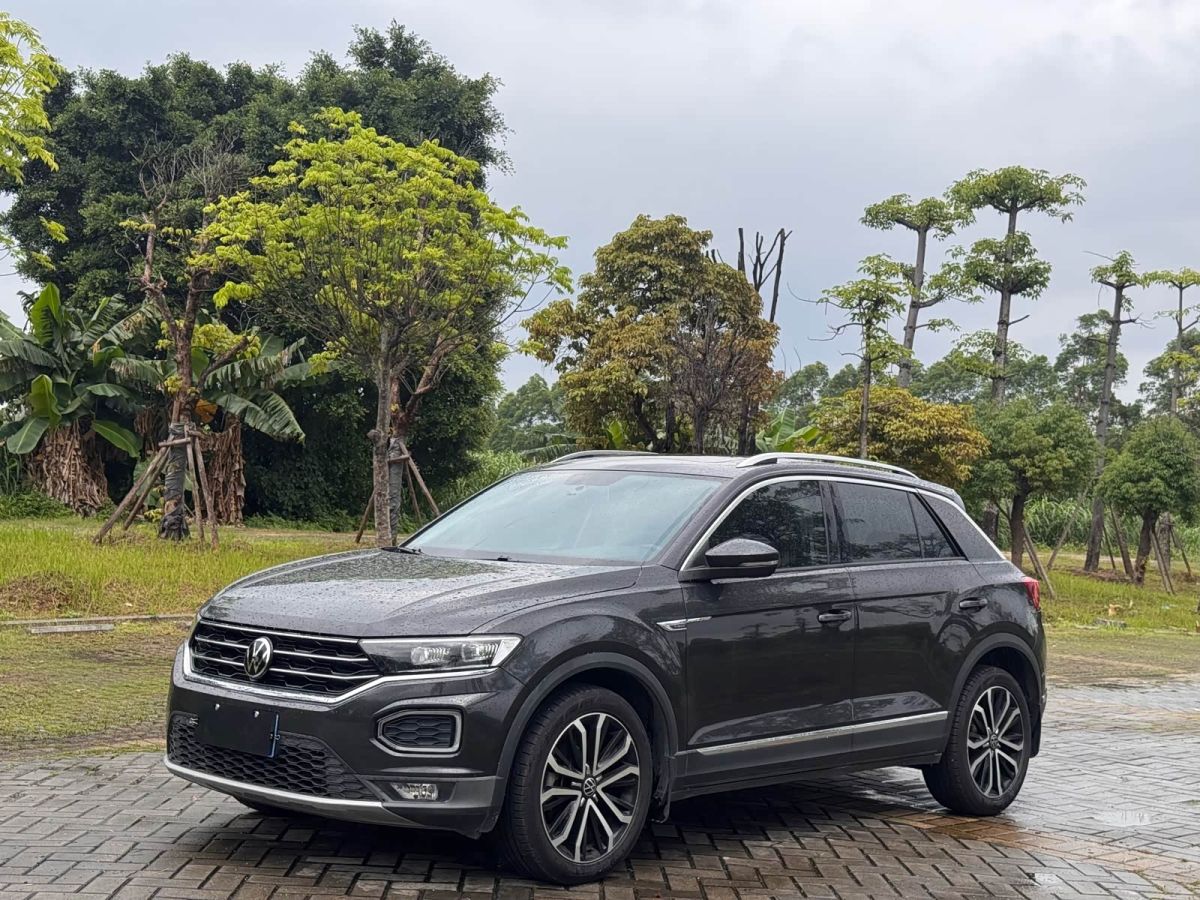 Volkswagen T-Roc, 2021 г., чёрный, 80 000 км Volkswagen T-Roc 2020 280TSI DSG одна ведущая ось комплектация «Элита»