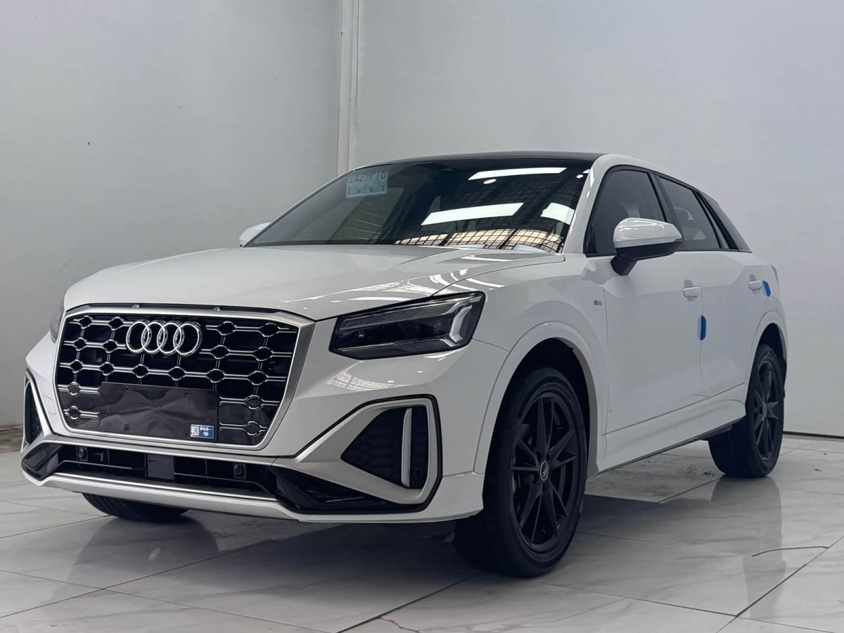 Audi Q2L, 2022 г., белый, 15 000 км Audi 奥迪Q2L, 2022 г., белый, 15 000 км