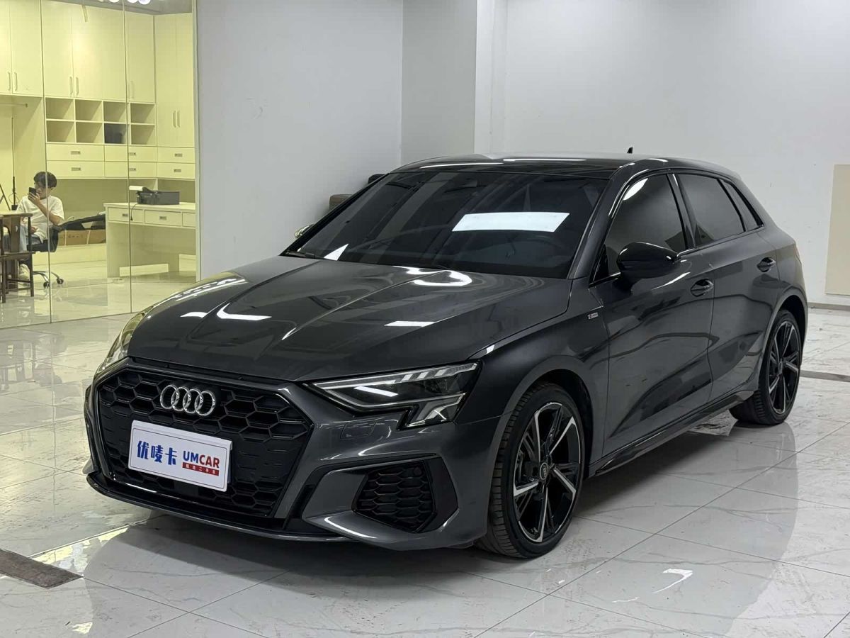 Audi A3, 2023 г., серебристый / серый, 48 000 км Audi A3, 2023 г., серебристый / серый, 48 000 км