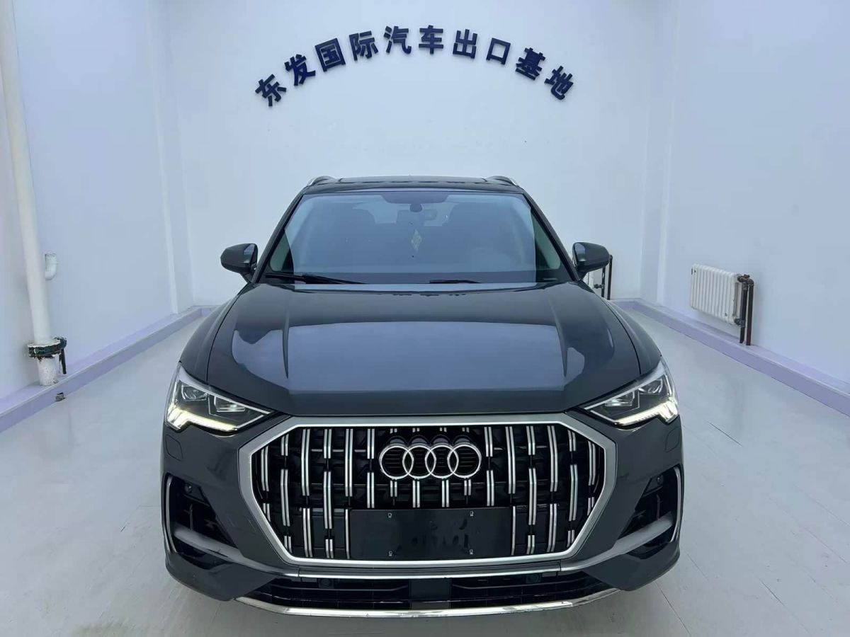 Audi Q3, 2022 г., серебристый / серый, 43 000 км Audi 奥迪Q3, 2022 г., серебристый / серый, 43 000 км