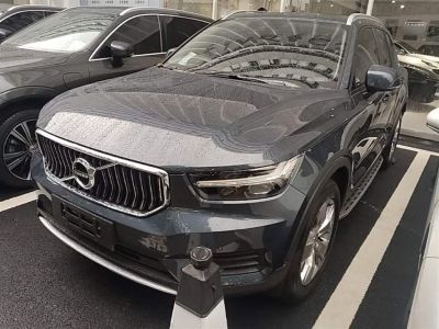 Volvo 沃尔沃XC40, 2021 г., белый, 74 300 км Volvo 沃尔沃XC40, 2021 г., синий, 70 000 км