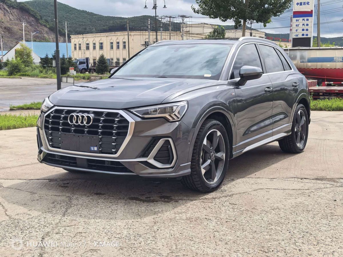 Audi Q3, 2023 г., серебристый / серый, 32 100 км Audi 奥迪Q3, 2023 г., серебристый / серый, 32 100 км