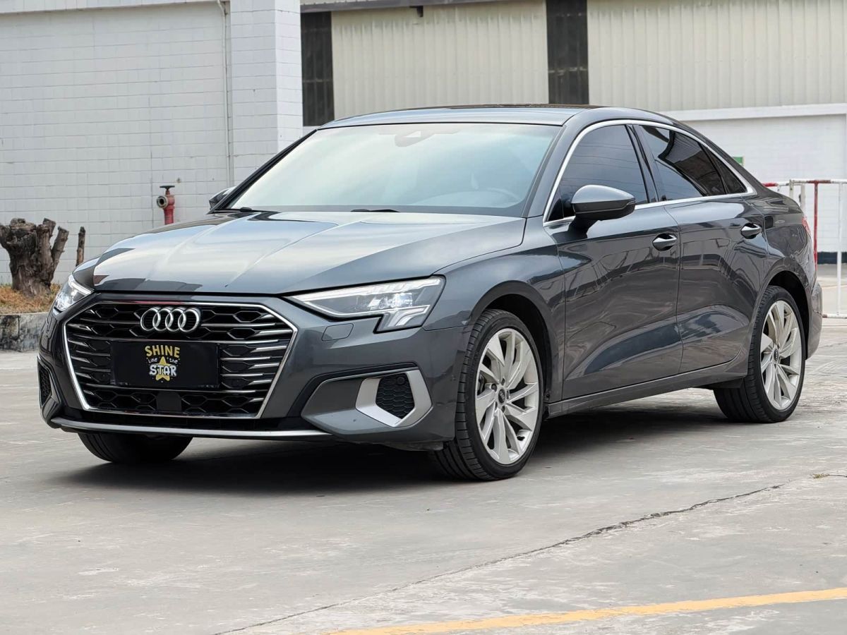 Audi A3, 2024 г., серебристый / серый, 50 000 км