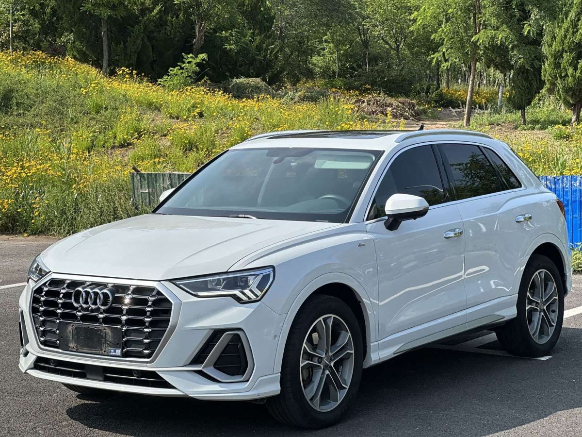 Audi Q3, 2021 г., белый, 25 000 км Audi 奥迪Q3, 2021 г., белый, 25 000 км