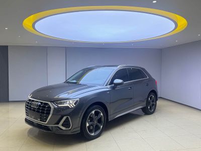 Audi Q3, 2022 г., серебристый / серый, 25 000 км Audi 奥迪Q3, 2022 г., серебристый / серый, 33 000 км