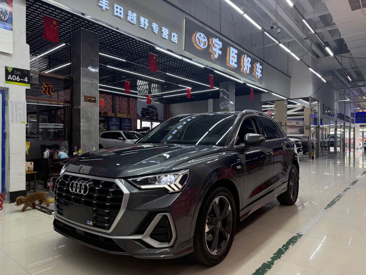Audi Q3, 2022 г., серебристый / серый, 37 000 км Audi 奥迪Q3, 2022 г., серебристый / серый, 37 000 км