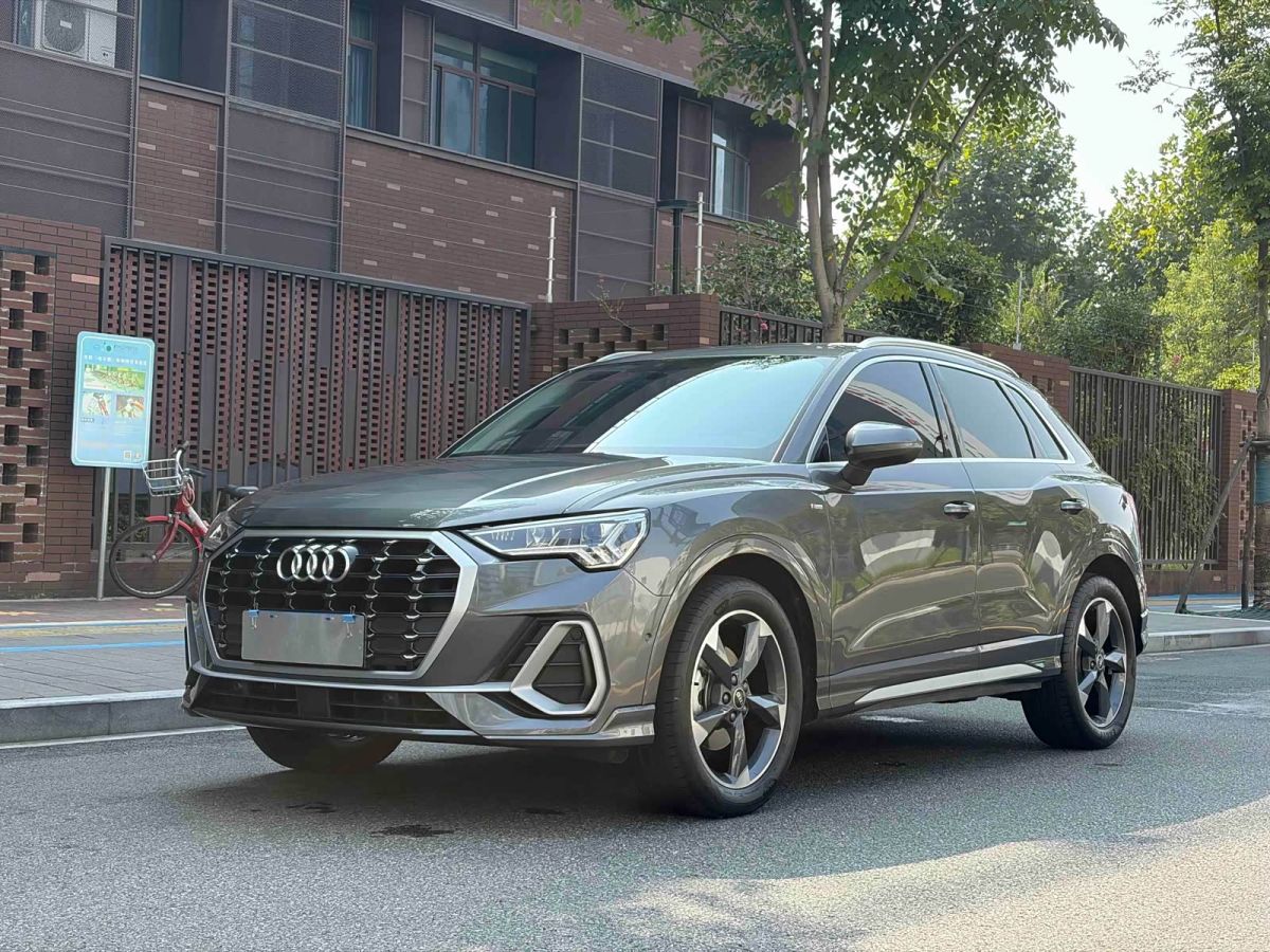 Audi Q3, 2023 г., серебристый / серый, 43 000 км Audi 奥迪Q3, 2023 г., серебристый / серый, 43 000 км