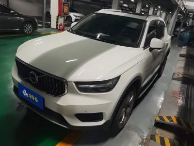 Audi Q2L, 2021 г., жёлтый / оранжевый, 65 000 км Volvo 沃尔沃XC40, 2021 г., белый, 51 000 км