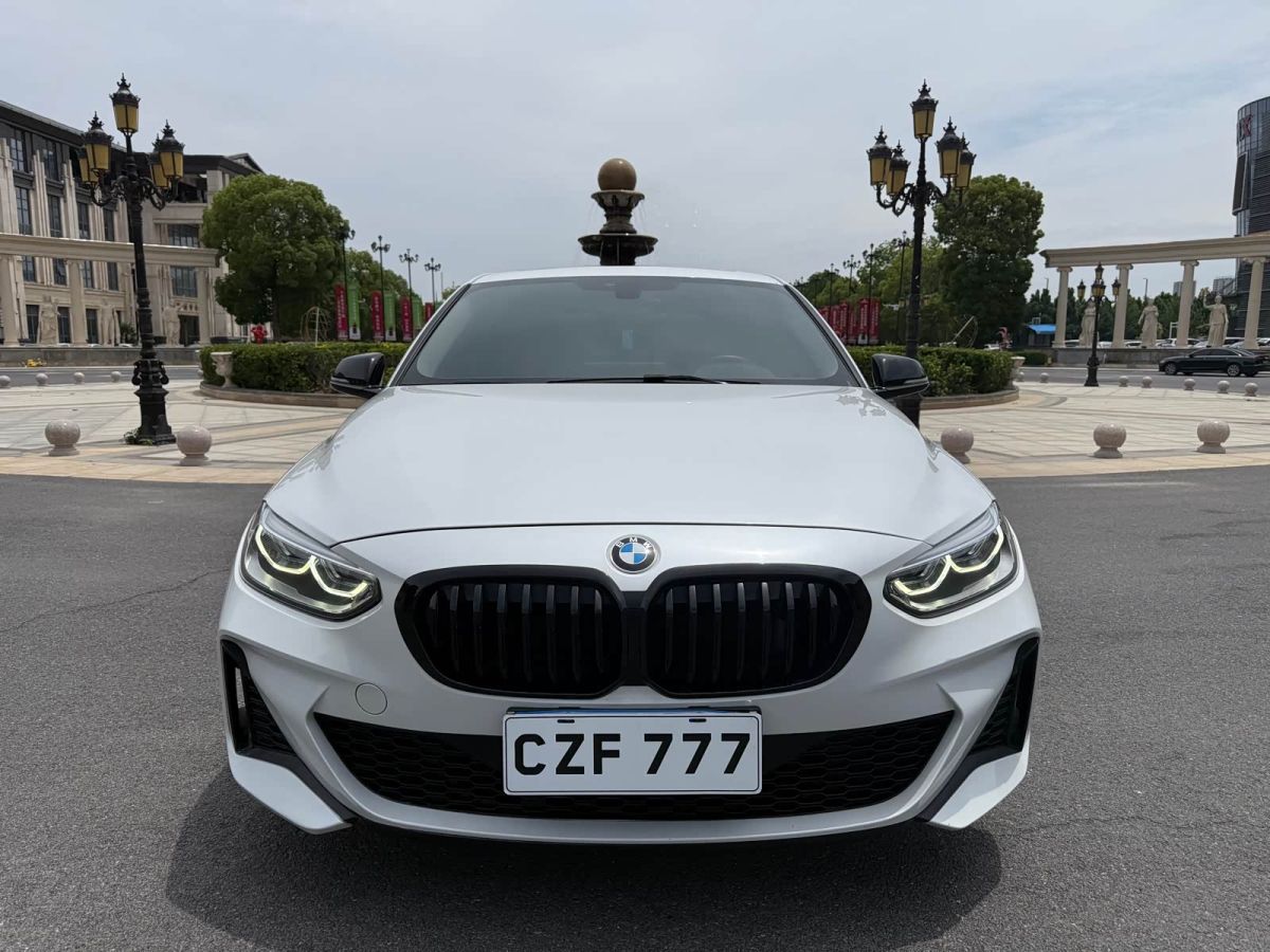 BMW 1 серия 2023 120i пакет M Sport, исполнение «Ночь»