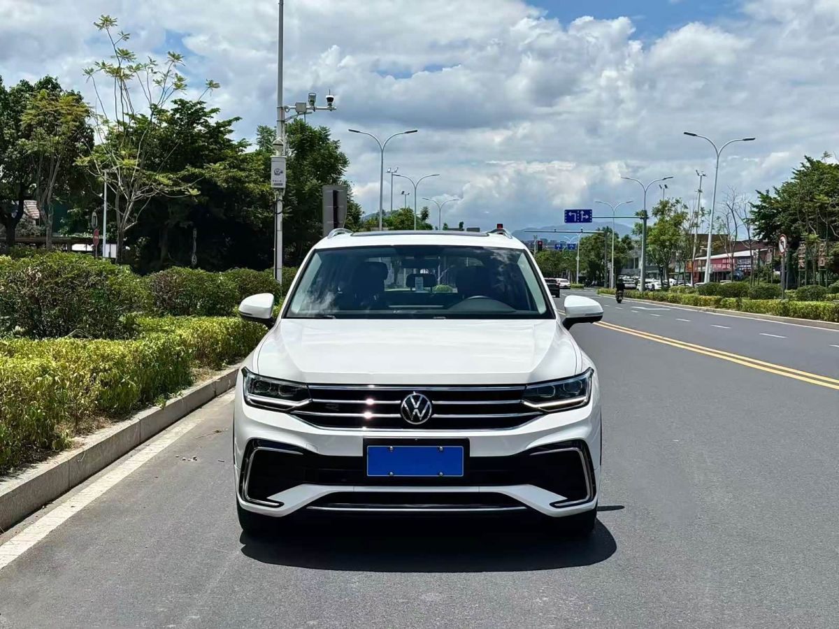 Volkswagen Tiguan L 2022 330TSI автомат одна ведущая ось R-Line комплектация «Юэсян»