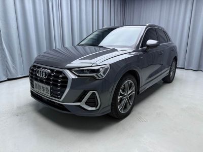 Audi Q3, 2022 г., серебристый / серый, 25 000 км Audi 奥迪Q3, 2022 г., серебристый / серый, 34 600 км