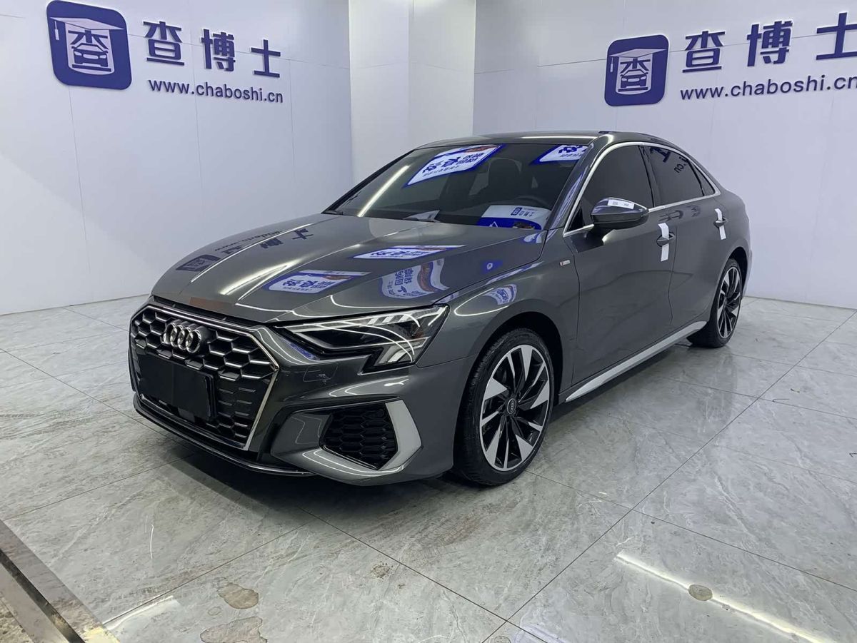 Audi A3, 2023 г., серебристый / серый, 17 000 км Audi A3, 2023 г., серебристый / серый, 17 000 км