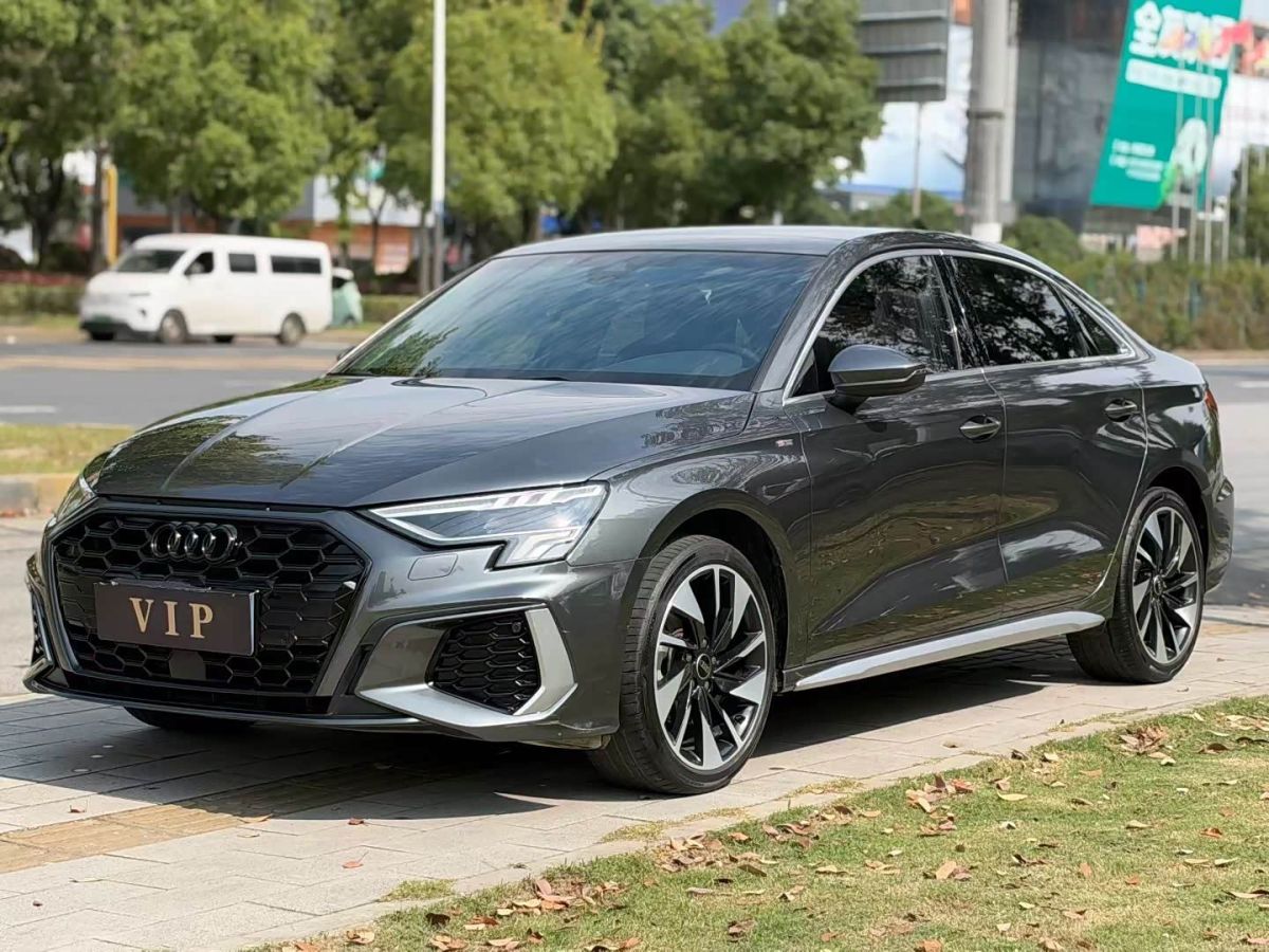 Audi A3, 2023 г., серебристый / серый, 30 000 км