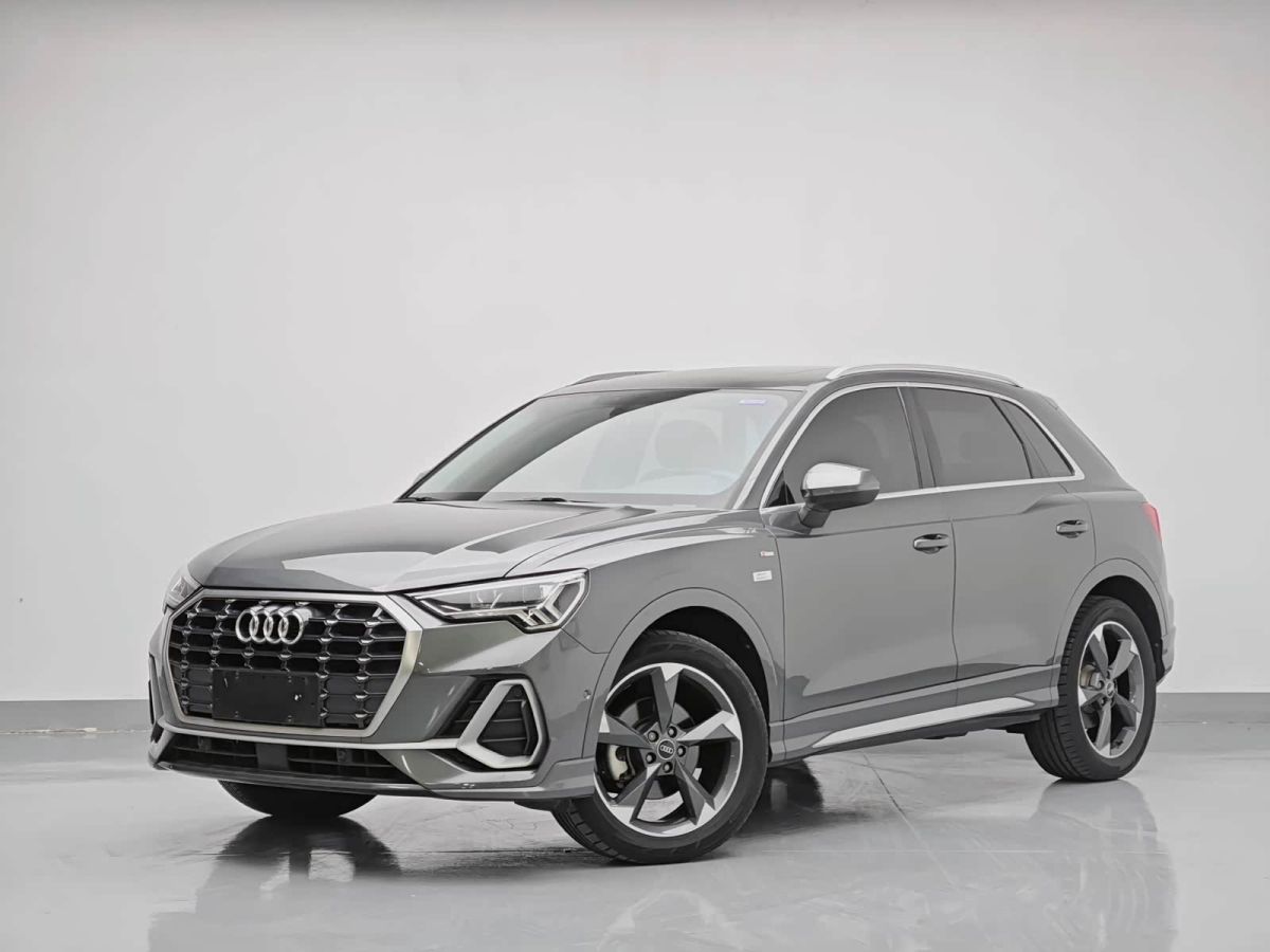 Audi 奥迪Q3, 2023 г., серебристый / серый, 25 800 км