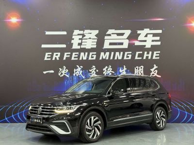 Volkswagen Tiguan L, 2022 г., чёрный, 40 000 км Volkswagen Tiguan L 2022 330TSI автомат одна ведущая ось комплектация «Умный комфорт»