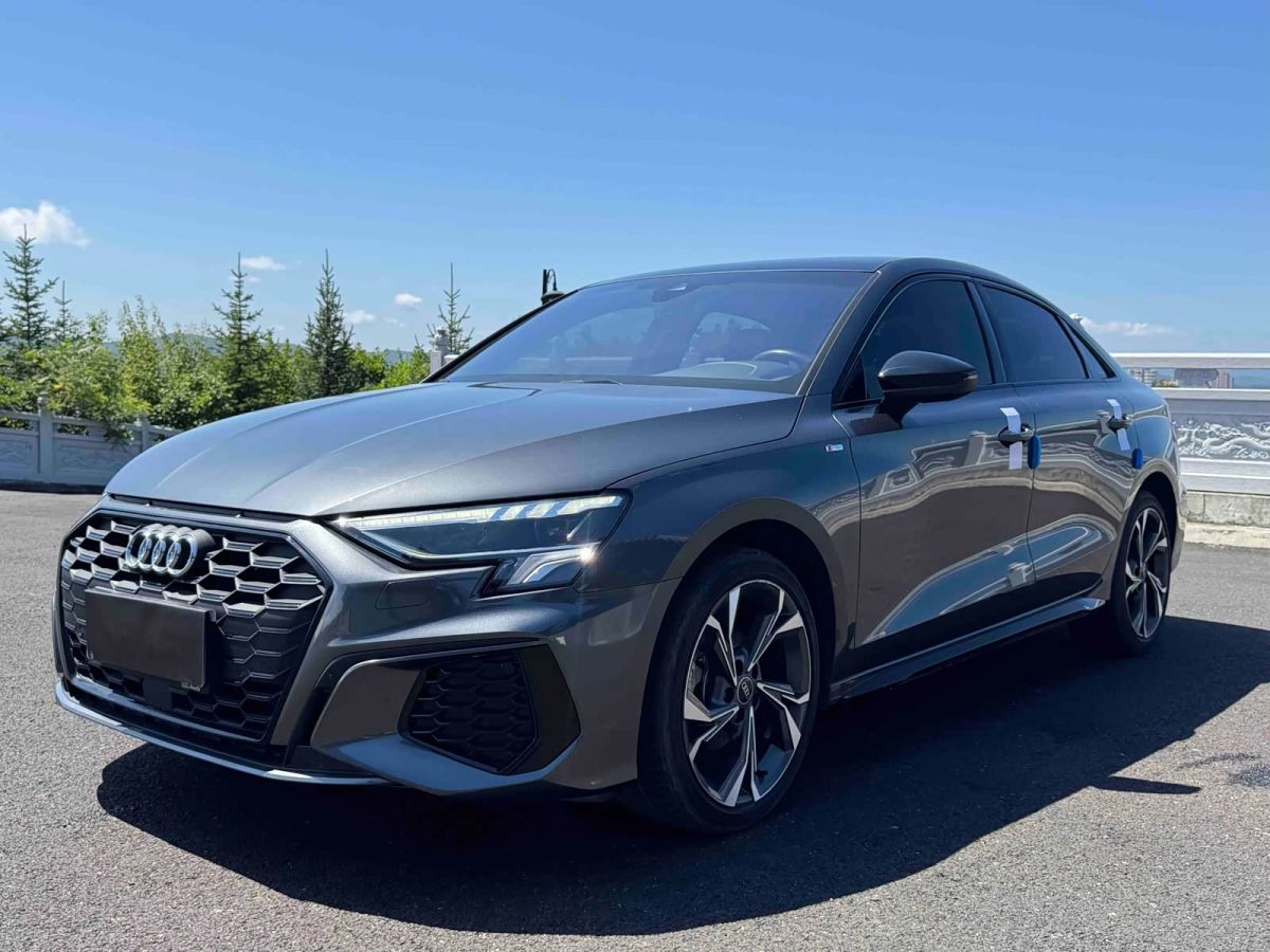 Audi A3, 2022 г., серебристый / серый, 44 000 км Audi A3, 2022 г., серебристый / серый, 44 000 км