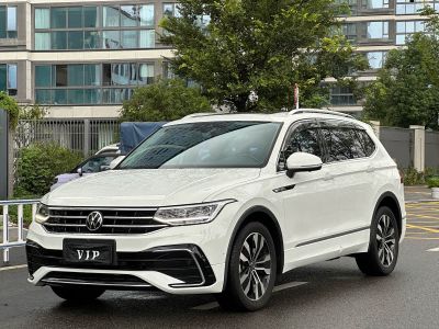 Volkswagen Tiguan L, 2023 г., белый, 42 600 км Volkswagen Tiguan L 2023 330TSI автомат одна ведущая ось R-Line комплектация «Юэсян»