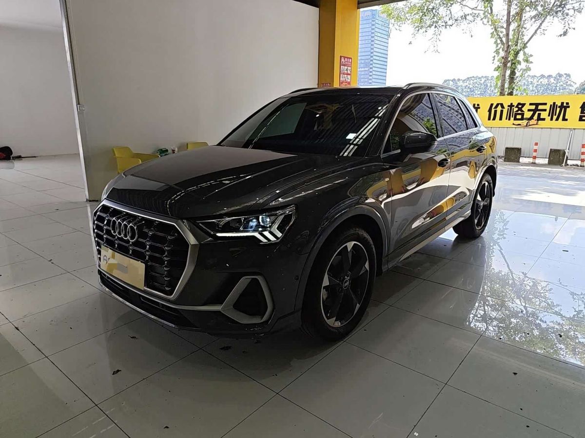 Audi Q3, 2023 г., серебристый / серый, 19 000 км Audi 奥迪Q3, 2023 г., серебристый / серый, 19 000 км