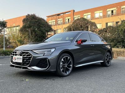 Audi A3, 2025 г., красный / фиолетовый, 21 100 км Audi A3, 2025 г., серебристый / серый, 100 км