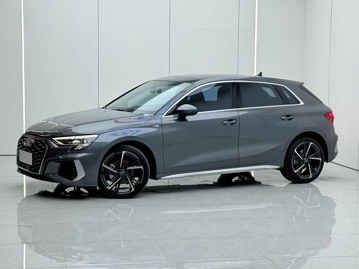 Audi A3, 2024 г., серебристый / серый, 25 000 км Audi A3, 2024 г., серебристый / серый, 25 000 км