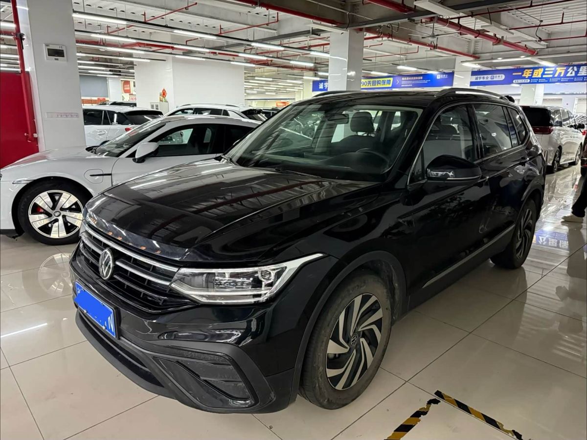 Volkswagen Tiguan L, 2025 г., чёрный, 55 000 км Volkswagen Tiguan L 2024 300TSI автомат одна ведущая ось комплектация «Умный комфорт»