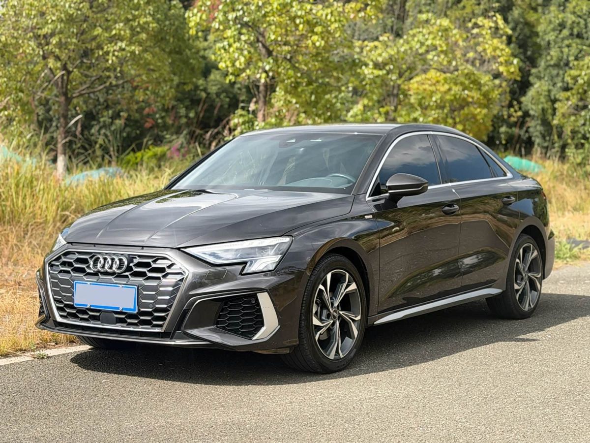 Audi A3, 2022 г., серебристый / серый, 50 000 км Audi A3, 2022 г., серебристый / серый, 50 000 км