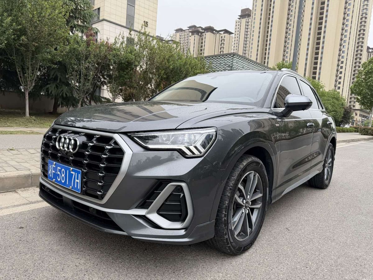 Audi Q3, 2022 г., серебристый / серый, 32 600 км Audi 奥迪Q3, 2022 г., серебристый / серый, 32 600 км